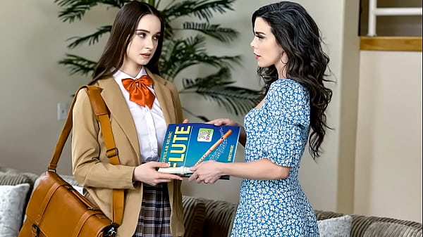 Cô bé dễ thương không thể cưỡng lại sự tiến bộ của giáo viên âm nhạc trưởng thành của mình