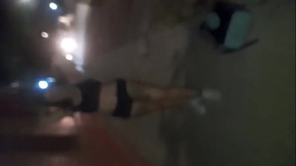 我在街上摸我的阴道，然后和我的朋友做爱，我回家后我吸吮他的阴茎，直到我得到牛奶