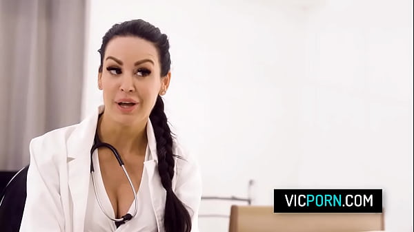 La calda infermiera milf Jamie Michelle cura l'erezione infinita dello studente facendogli una sega