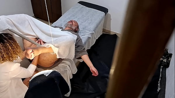 È andato dal dottore per farsi esaminare la prostata, ma il dottore gli ha infilato lo strapon nel culo.