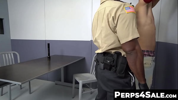 Perps4Sale.com - Aaron Trainer &amp_ Amone Bane - El deportista Amone Bane se folla a pelo al oficial negro Aaron Trainer