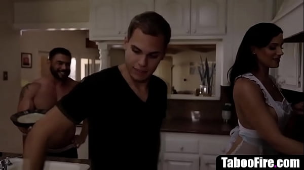 双性恋夫妇接待外国交换生