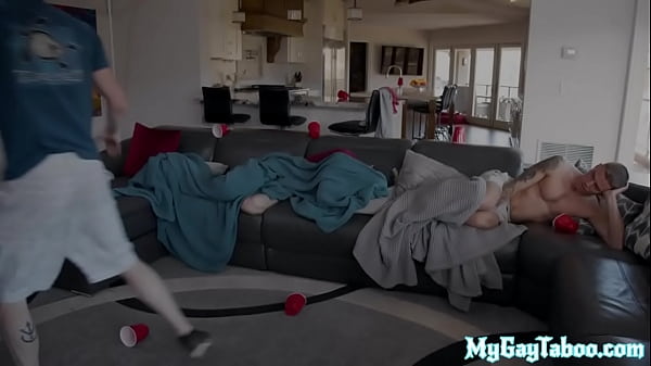 L'atleta tatuato cavalca il fratellastro disarcionato prima del sesso con il battipalo