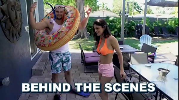 BANGBROS - Doggy Style At The Doggie Door com a adolescente Jocelyn Stone nos bastidores