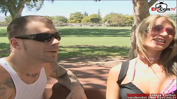 एकदम छोटे स्तन वाली पतली गोरी पत्नी को व्यभिचारी पति देखते समय अपने मुँह में सह शॉट देता है