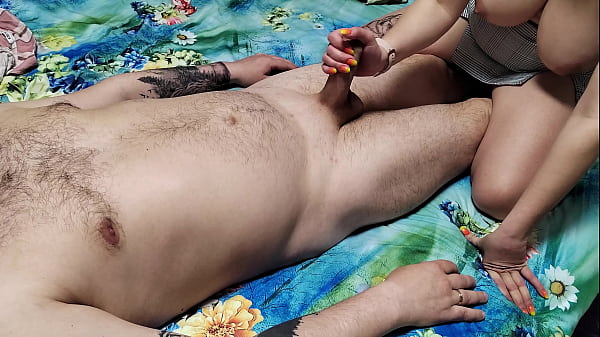 Schauen Sie sich das verspielte Teenie-Video zum Abspritzen an