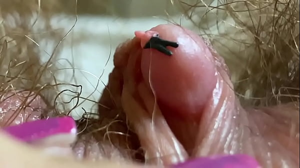 Primo piano estremo Grande clitoride Vagina Buco del culo Bocca Gigantessa Video fetish Corpo peloso!