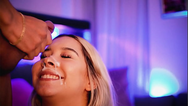 Tóc vàng với khuôn mặt xinh đẹp hút cặc của bạn cô ấy trong khi truyền và nhận một lượng lớn kiêm trên mặt cô ấy