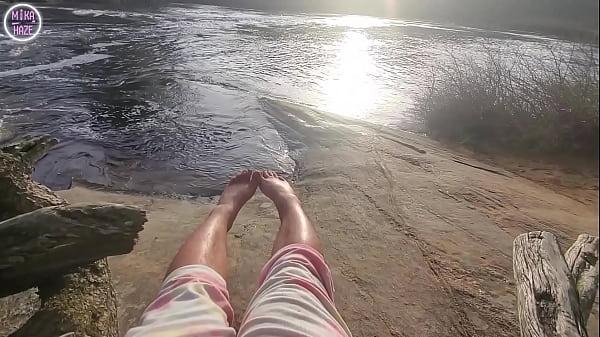 Os pés grandes de Mika se divertiram muito na água