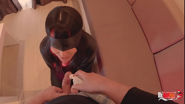 Mon beau-frère est trompé, il lui fait penser qu'elle doit goûter des bonbons et deviner qu'elle a une bite dans la bouche, il éjacule dedans et elle pense que c'est un autre bonbon