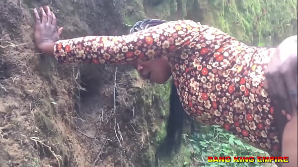 SEX EBONY AMATEUR FEMME DE MAISON PRIS EN BAISANT UN CHASSEUR AFRICAIN POUR DE LA VIANDE DE BUSH - HARDCORE BUSH PORNO