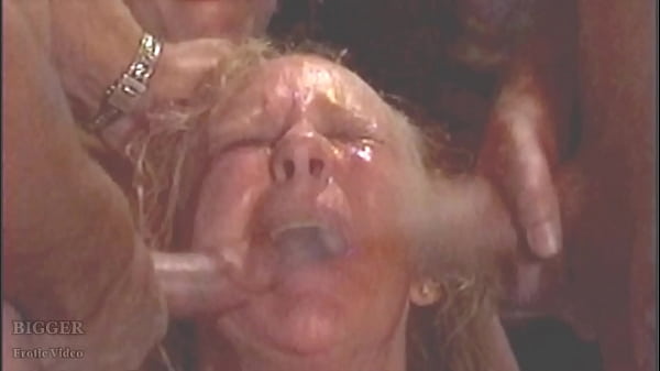 Brandi und Ruby blasen den Raum ab.