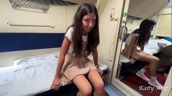 公开搭讪 - 在火车站搭讪一位辣妹并在火车上操她