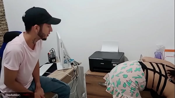 Die Hurenfrau meines Stiefbruders hat riesige Titten, die mich faszinieren. Während sie mein Büro aufräumt, werde ich langsam erregt, als ich ihren großen Arsch sehe, und ich überrede sie, mich oral zu ficken