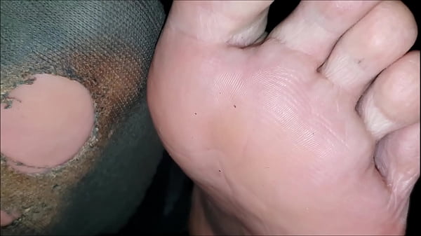 Vớ ngón chân bị hủy hoại và đôi chân trần trêu chọc bạn