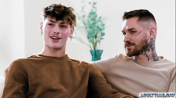 Twinks wechseln mit ihren heißen Professoren den Partner. Cyrus Stark und Zak Bishop sind mit ihrem College-Professor Dillon Diaz und ihrem Ehemann Alpha Wolfe zusammen. Während sie sich unterhielten, boten sie an, Partner zu teilen