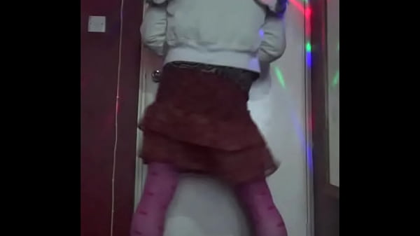 Sissy crossdresser vuole che tu ti unisca a lui in una festa di pipì