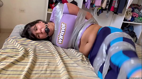 球被塞住的女孩在赤脚胶带束缚中挣扎