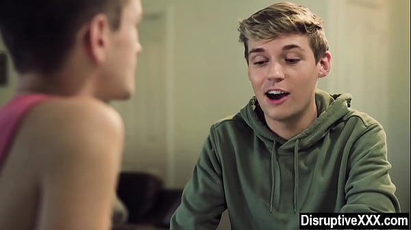 Passo tio trio fodendo sobrinho e seu amigo