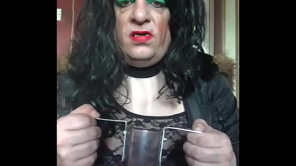 如果你害羞，那就把我的尿管塞到树篱后面，然后把它拿给我，我会在人们注视着我的时候把它吞下去