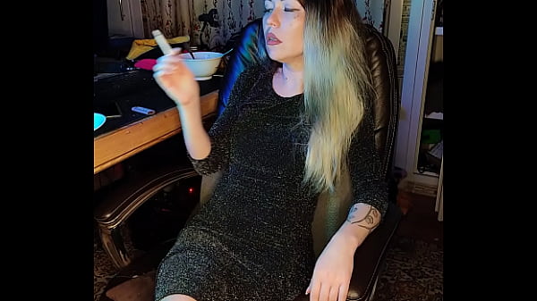 con gái riêng trưởng thành hút thuốc