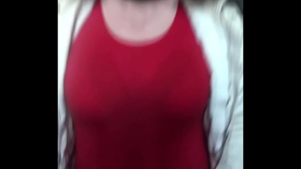 Bisexueller Crossdresser will das Sperma eines anderen Mannes probieren, während es ihm in den Rachen schießt