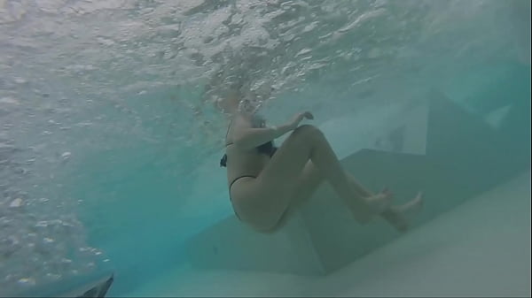 Je montre ma bite devant une fille chaude dans une piscine publique et m'aide à baiser - c'est très risqué avec un couple à proximité - P2