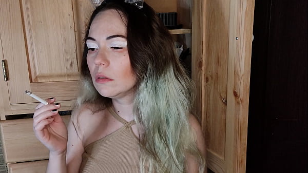 chị kế khiêm tốn hút thuốc lá