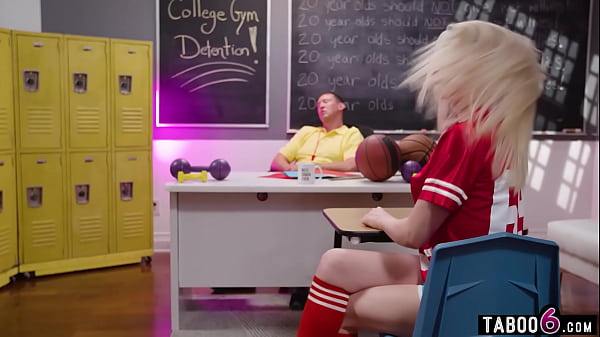 Die College-Shemales Khloe Kay und Izzy Wilde ficken mit dem Trainer zu dritt