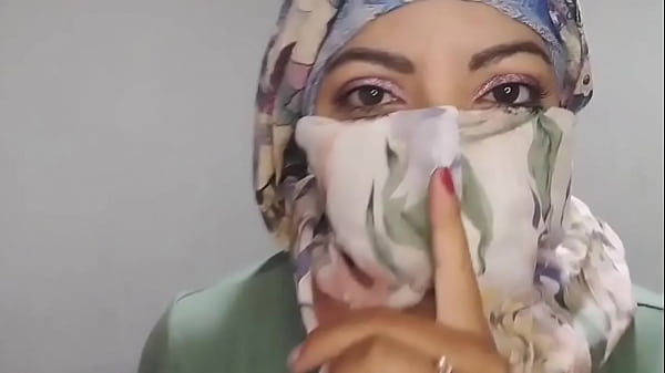 Arabische Hijab-Frau masturbiert lautlos bis zum extremen Orgasmus im Niqab, ECHTER SQUIRT, während ihr Ehemann weg ist