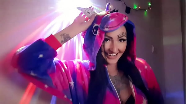 Domina Nika im Einhorn-Pyjama verrät und zeigt dir auf ihrem Horn, wie du dir heute einen runterholen wirst.