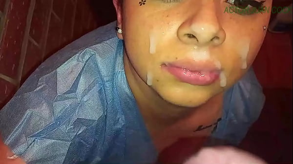 Bella teenager esegue una sborrata