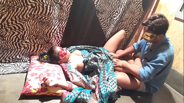 欲火中烧成熟的印度女友在纱丽性爱 - Desi Sex