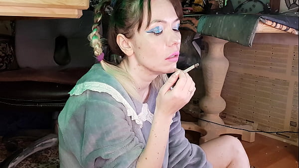 mẹ trẻ hút thuốc