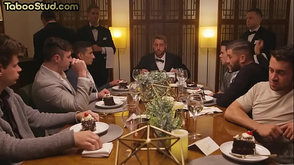 Stalloni attraenti si godono un'orgia senza preservativo e sputano