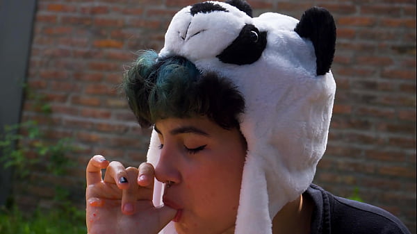 La splendida ragazza si mette in mostra