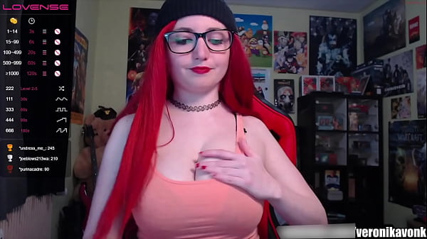 Sexy rothaariger Teenager in heißen Shorts