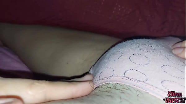 Xxx Desi jugando con mi cuñada entre las sábanas