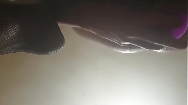 Sasha Earth 用玩具和伸展肛门操屁股