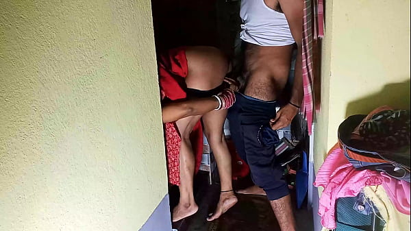 Bhabhi 试图在储藏室里与 Devar 调情，却被错误地搞砸了 | Bhabhi Devar XXX 性爱视频 |全高清印地语色情视频与印地语音频