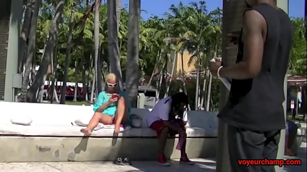 Moglie sotto la gonna # 5 e 6 - La signora Brooks e la signora Kiss mostrano la figa pubblica sotto la gonna per i guardoni!!!