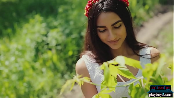 खूबसूरत रूसी मॉडल सीरा नेरी एकल स्ट्रिपटीज़ और प्लेबॉय के साथ स्ट्रॉबेरी खा रही हैं