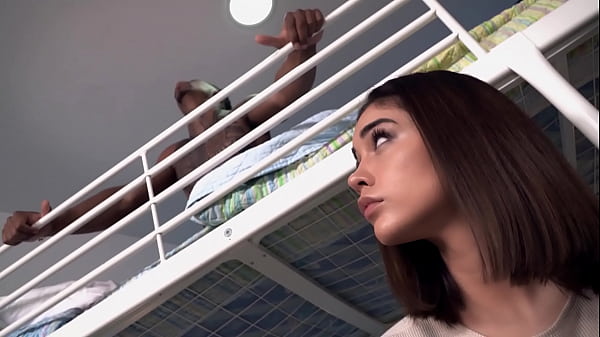 HORNY HOSTEL - (Jade Presley, Tommy Cabrio) - Người giúp việc Latina có sừng được hậu môn kéo dài bởi một con gà trống to béo