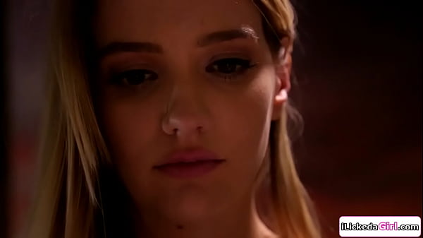 लेस्बियन सौतेली बेटी का सामना करना और सौतेली माँ के साथ कैंची चलाना