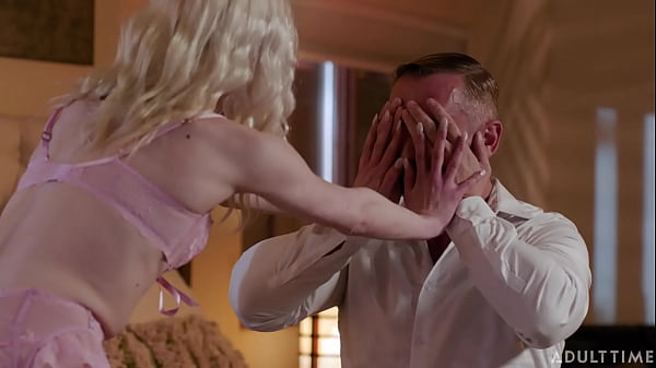 Erstaunlich sinnlicher Teenager tritt auf