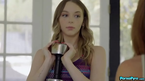 Después de su entrenamiento, la sexy pelirroja y la rubia Lily Larimar y Lumi Ray Makeout