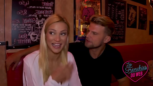 Cherry Kiss hat tief in der Bar Spaß