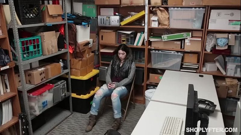 Amilia Onyx foi pega furtando em uma loja