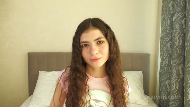 Luna lynx (un coq monstre détruit un petit cul poilu, Luna de 18 ans avec un poids corporel de seulement 35 kilogrammes et du sperme sur la bouche vg110) [1080p]