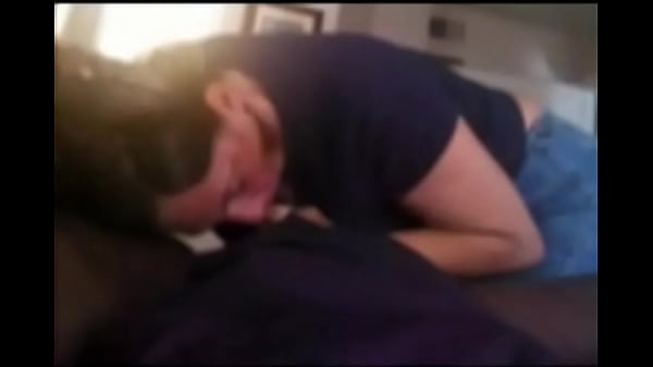 Une vieille MILF adore sucer une bite noire